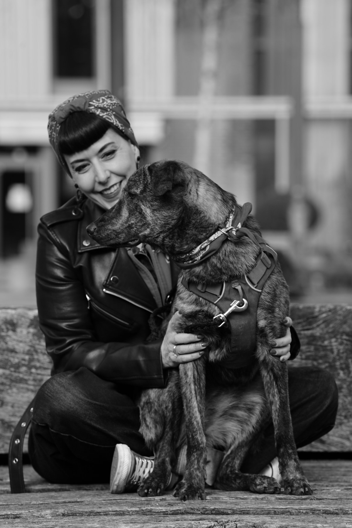 Eva Maria Gonnet, dipl. Hundetherapeutin, mit Hund